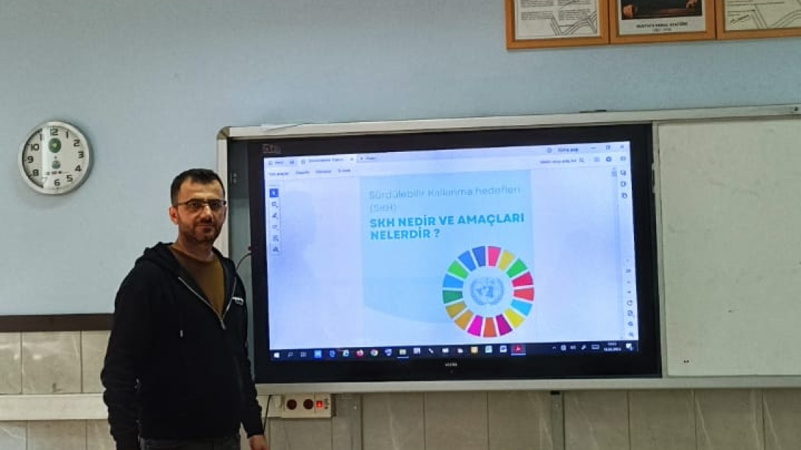 Okulumuz Fen Bilimleri Öğretmeni Burhan IŞIK, Sürdürülebilir Kalkınma Hedefleri için Çevre Eğitimi kapsamında sınıflarda bilgilendirme toplantıları gerçekleşirdi.